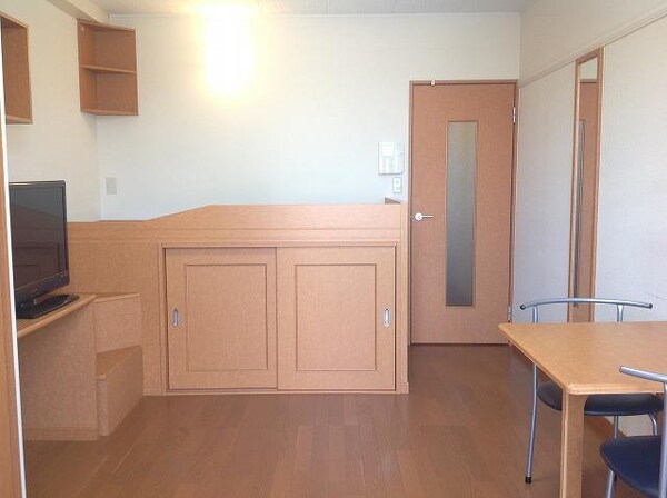 居室(1階フローリング　2階カーペット)