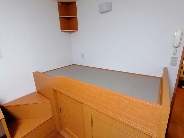 居室(ベッド付き、ベッド下部は収納となっております。)