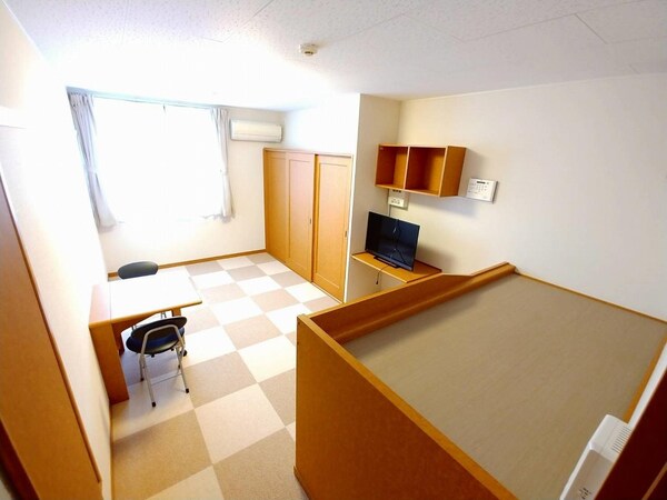 居室(1F、フローリング　2Ｆカーペット お手入れも簡単)