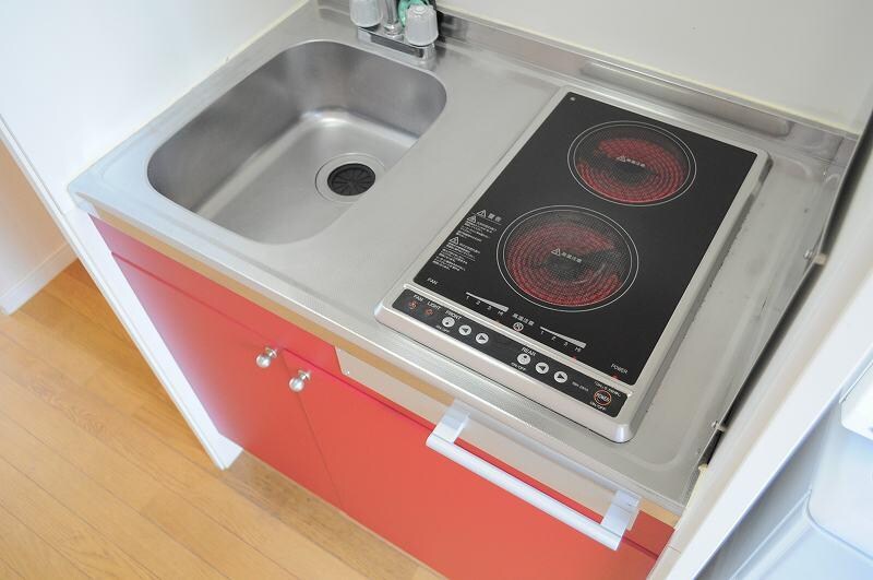 物件内観写真3　(電熱タイプのコンロが２口)