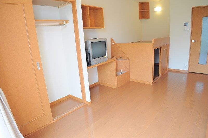 物件内観写真8　(ベッド下、階段下収納スペースあり)