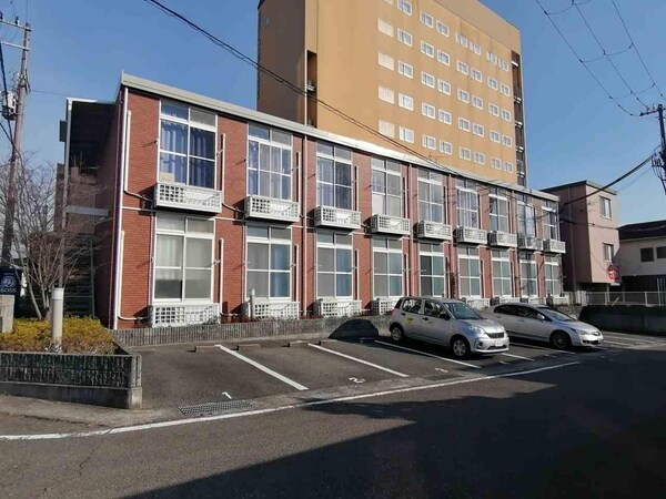 駐車場・駐輪場(広々とした駐車場で止めやすいです。)