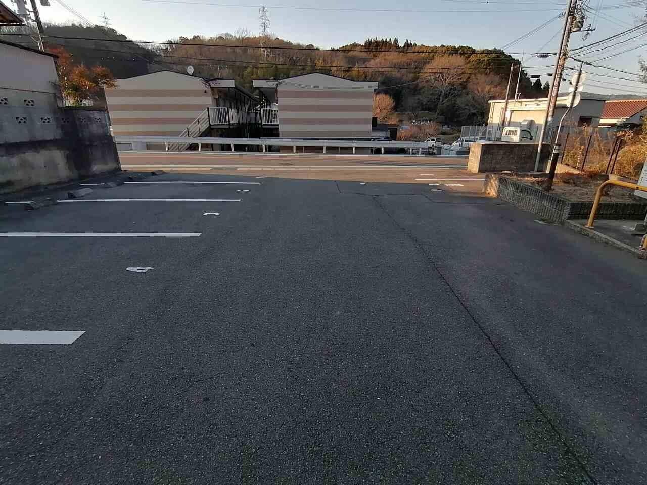 物件外観写真2　(広々とした駐車場です。)