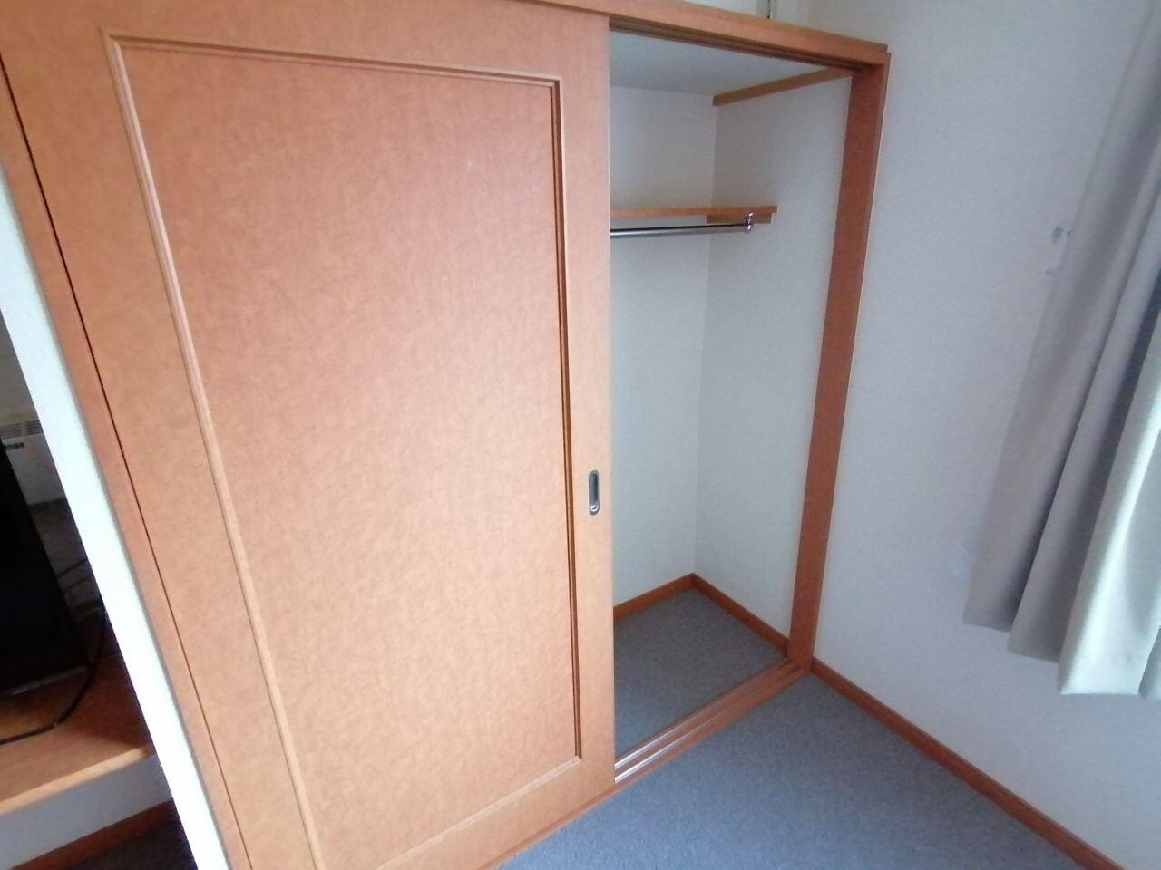 物件内観写真8　(たっぷり入るクローゼットです。)