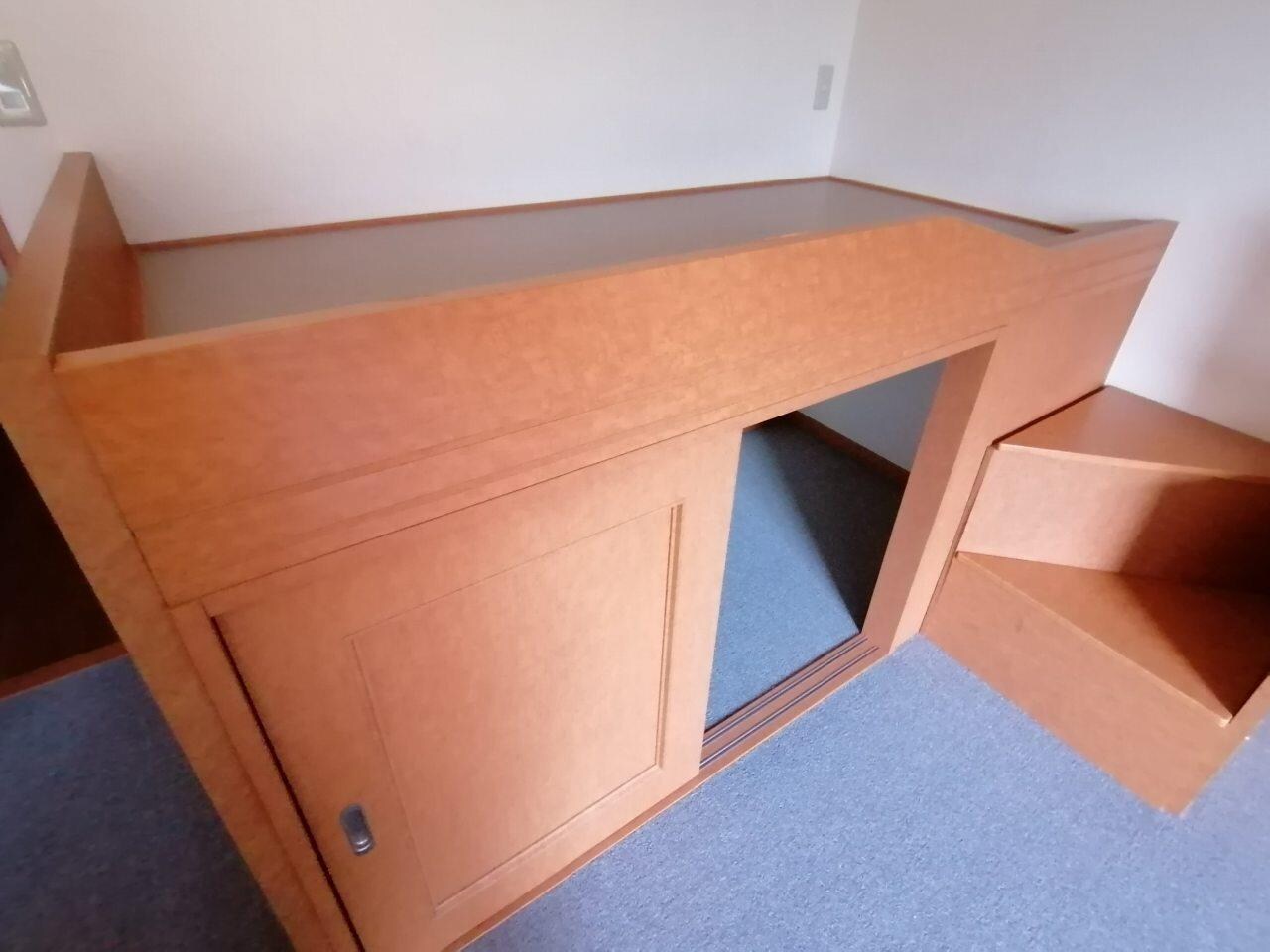 物件内観写真9　(ベッド付きです。ベッド下部は収納スペースとなっております。)