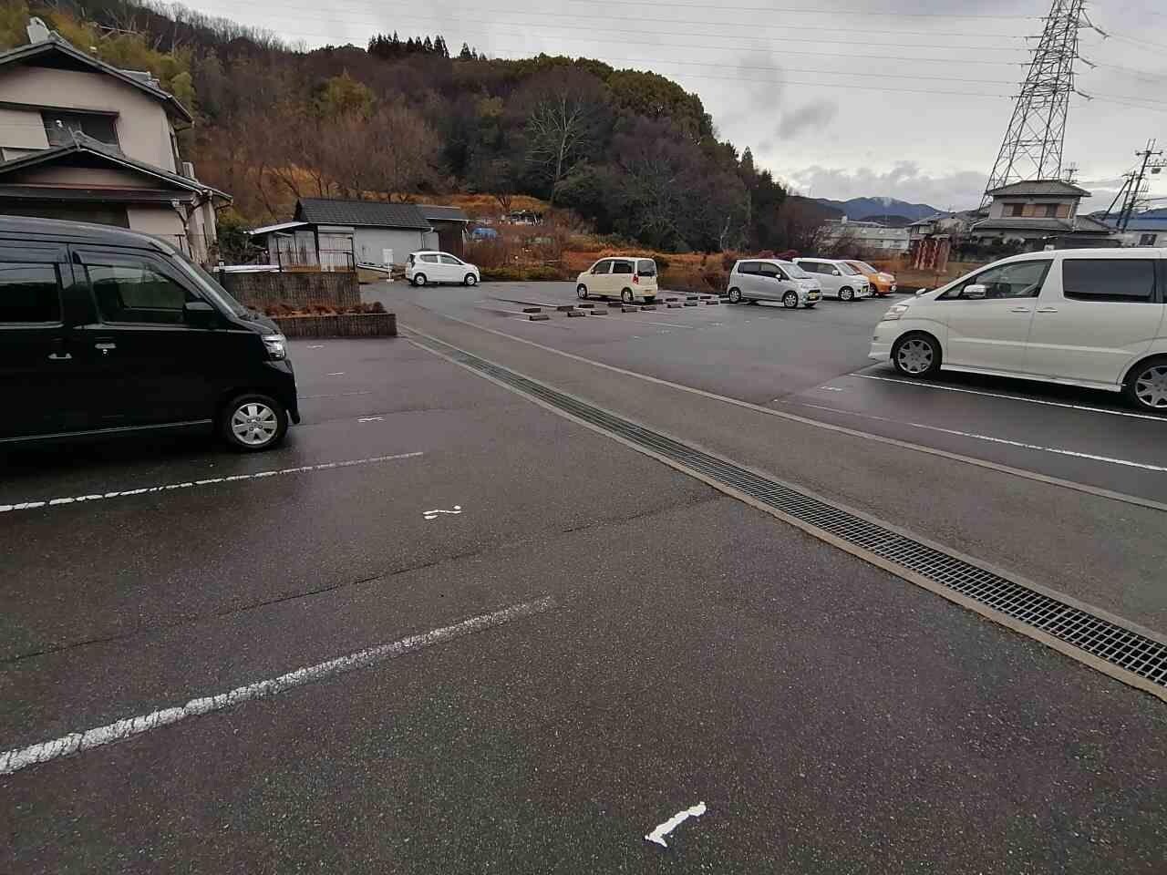 物件外観写真2　(広々とした駐車場です。)