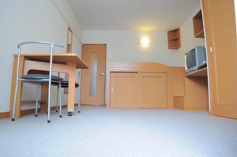 物件内観写真8　(2Fカーペット仕様。収納付きベッド、クローゼット有り。)