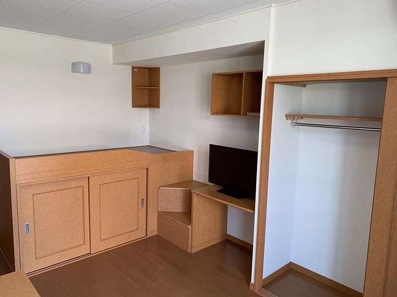 物件内観写真3　(1階フローリングです。)