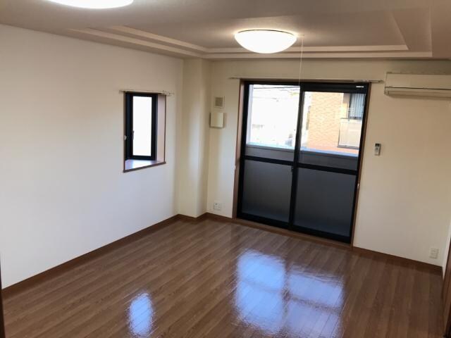 物件内観写真3　(約１０帖のリビング　照明付き)