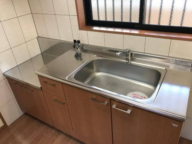 物件内観写真4　(窓により手元が明るいキッチン)