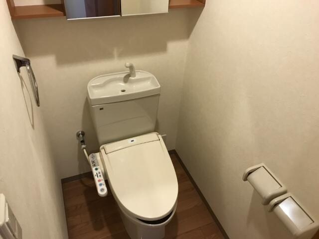物件内観写真6　(冬も暖か温水暖房便座)