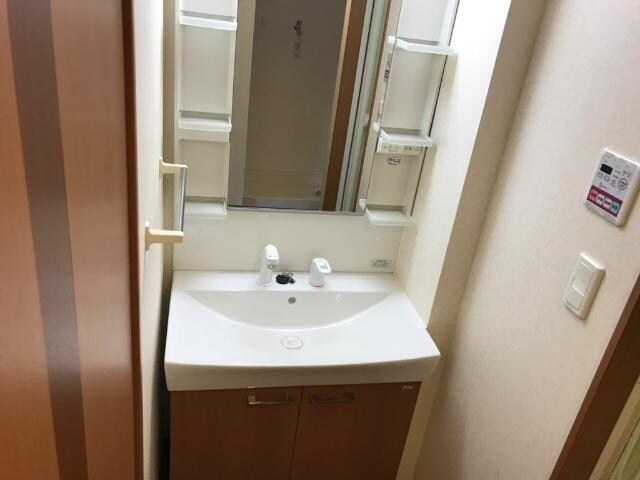 物件内観写真7　(ラックが多い洗面所)