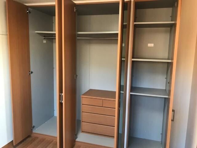 物件内観写真8　(棚や引き出しもある便利な収納)