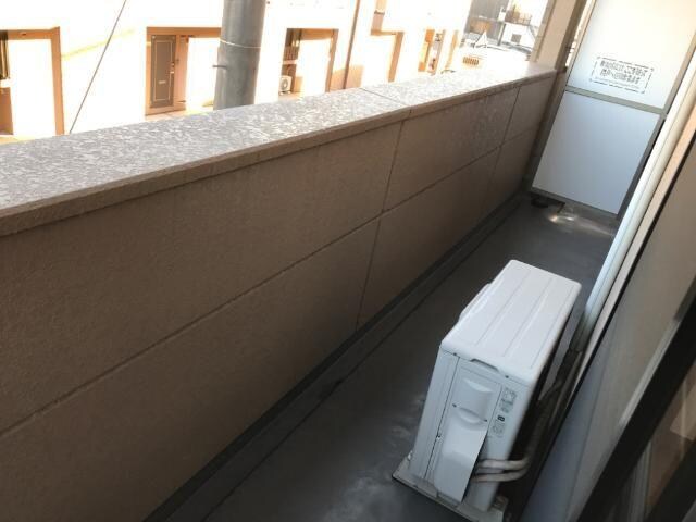 物件内観写真11　(間口が広く洗濯物も干しやすいベランダ)