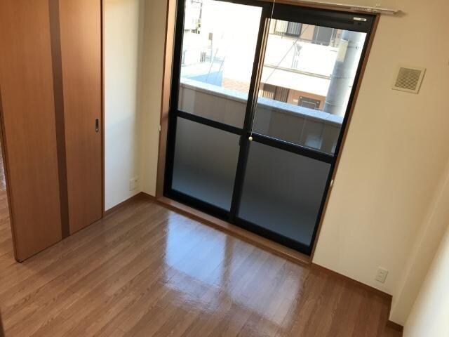 物件内観写真15　(4.8帖あるのでベッドも置ける広さの洋室)