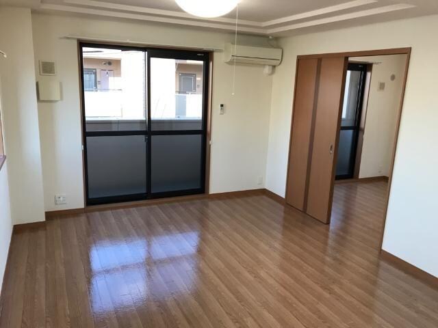 物件内観写真16　(キッチン別なのでゆったりできるリビング)