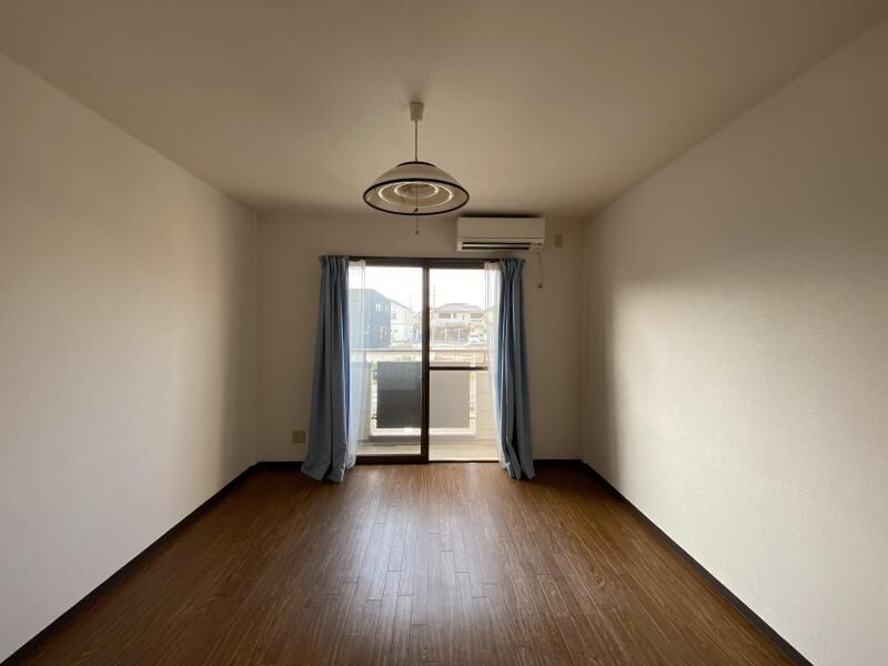 物件内観写真2　(清潔感のある室内です。)