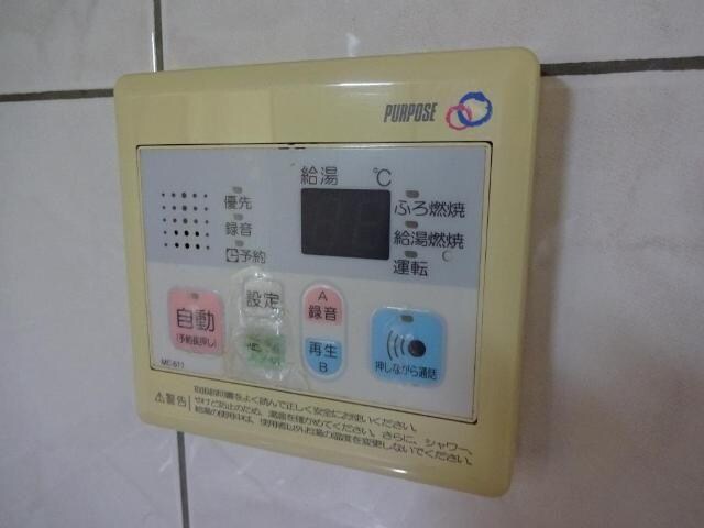 物件内観写真16　(給湯器リモコン)