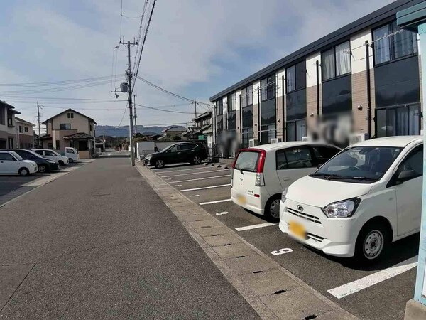 駐車場・駐輪場(広々とした駐車場です。)