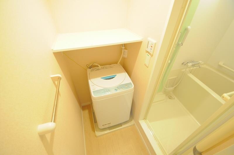 物件内観写真4　(カラーパネル採用からオシャレな風呂空間を一人で満喫して下さい)