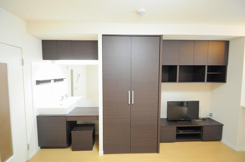 物件内観写真7　(メイクもできる独立洗面台をお部屋に配置)