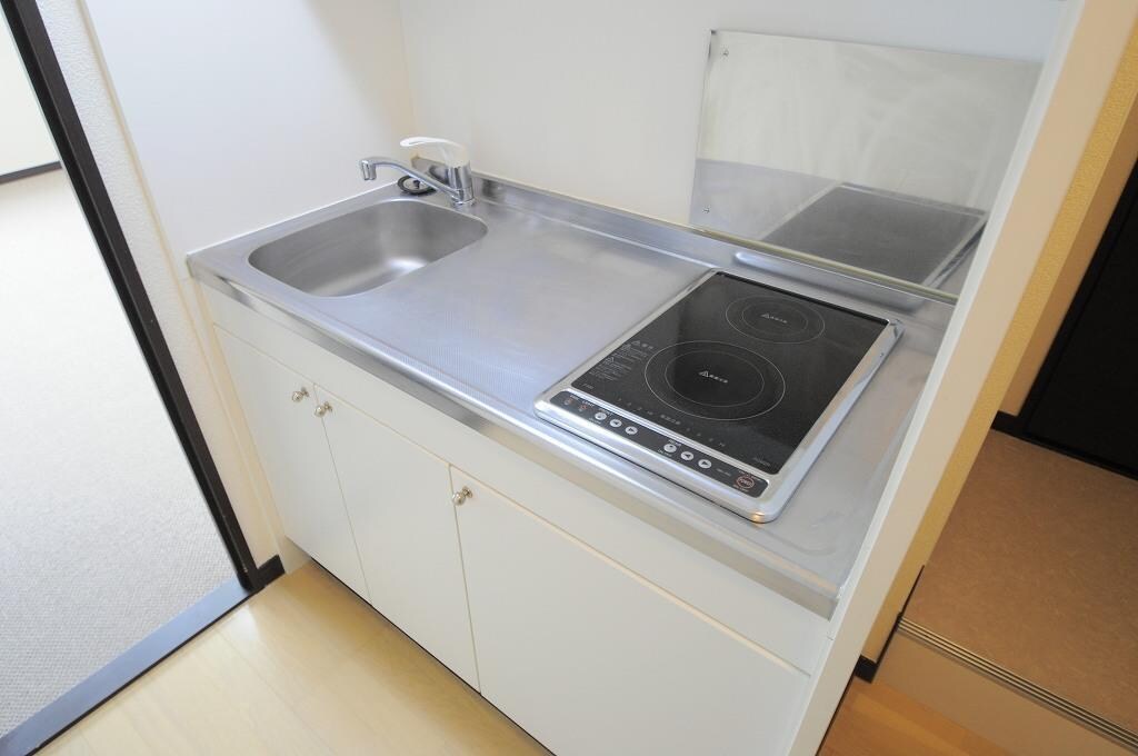 物件内観写真3　(２口コンロ付きラジエントヒータを設置)