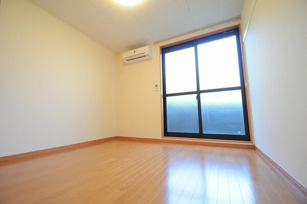 居室(ゆったり8畳のお部屋になります)
