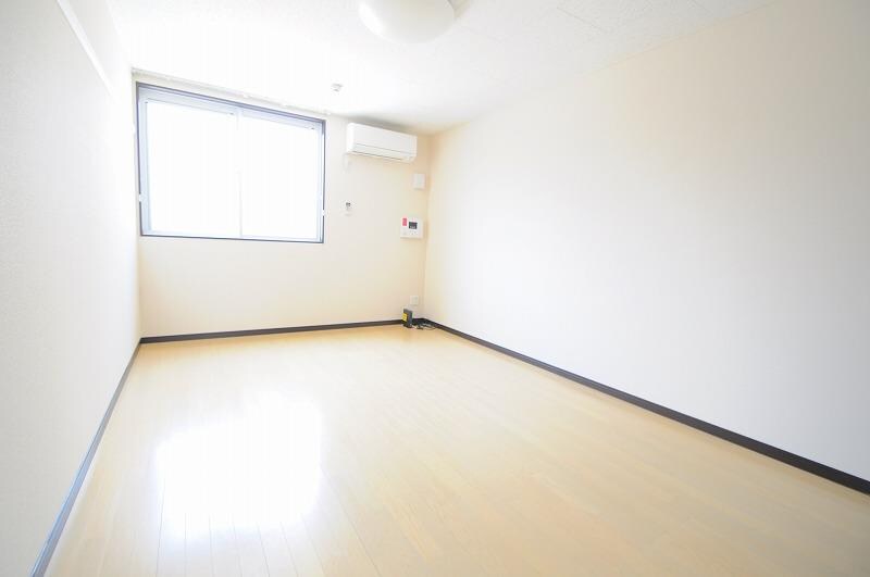 物件内観写真3　(１Fはフローリング仕様・２Ｆはカーペット仕様になります。)