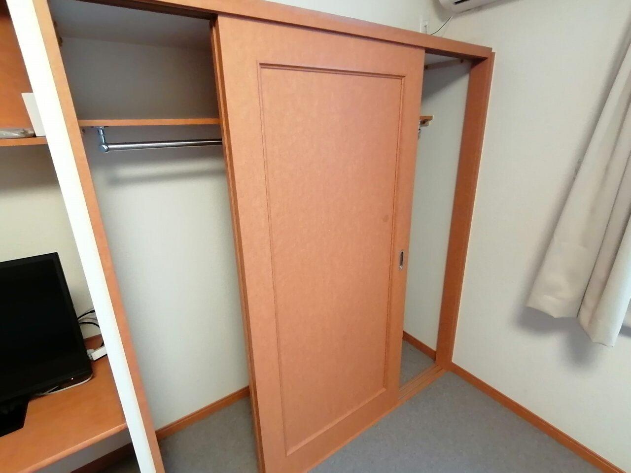 物件内観写真8　(たっぷり入るクローゼットです。)