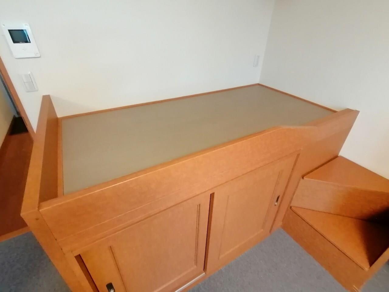 物件内観写真9　(ベッド付きです。ベッド下部は収納スペースとなっております。)