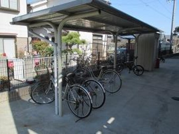 居室(屋根付き駐輪場)