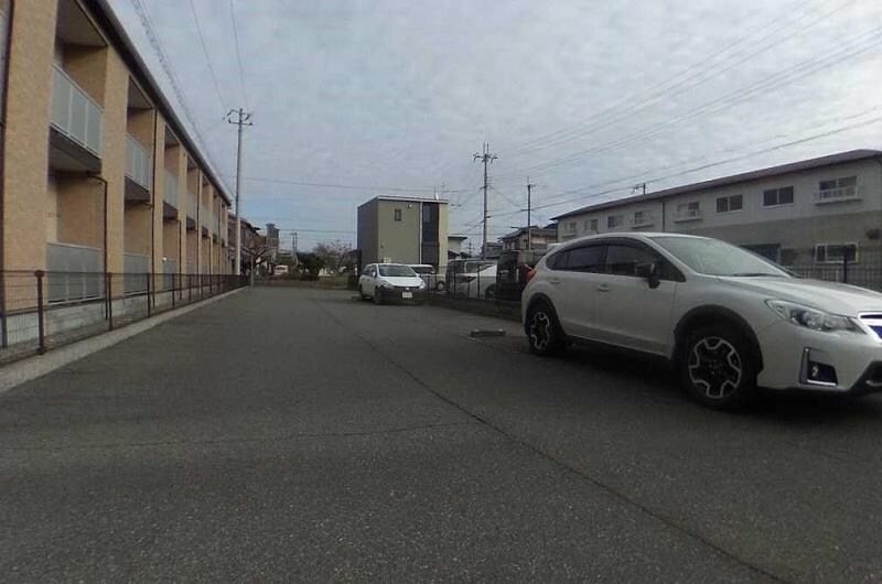 物件外観写真2　(建物西側奥にもあります。)