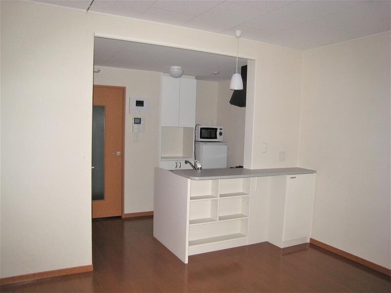 物件内観写真3　(1階フローリングです。)