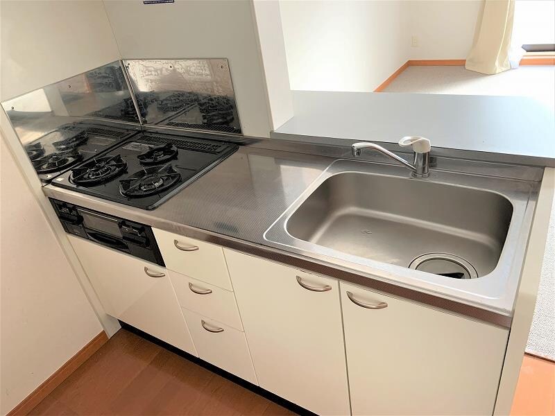 物件内観写真4　(カウンターキッチン、3口ガスコンロ（グリル付き）)