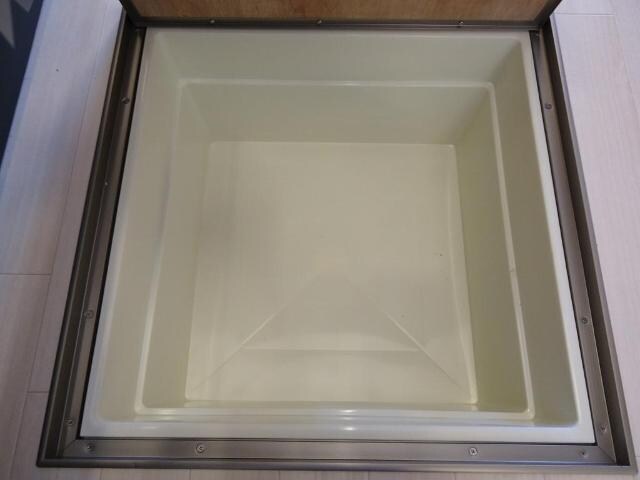 物件内観写真7　(床下収納)