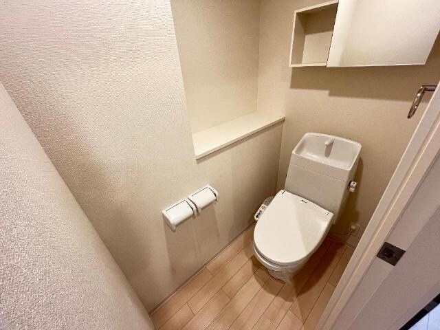 物件内観写真5　(シャワー付トイレ)