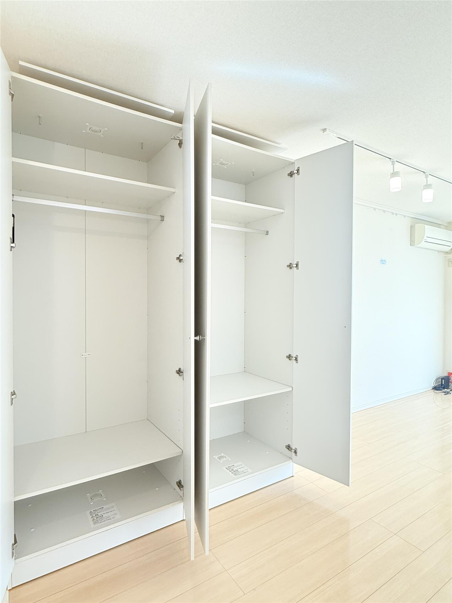 物件内観写真9　(可動式収納棚)