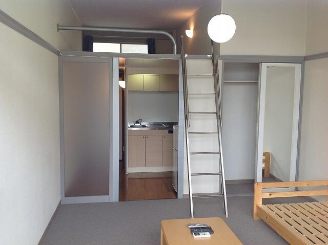 物件内観写真3　(広々とした居室空間。ロフト付き)