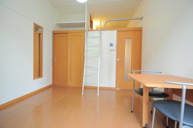 物件内観写真9　(天井が高く開放的)