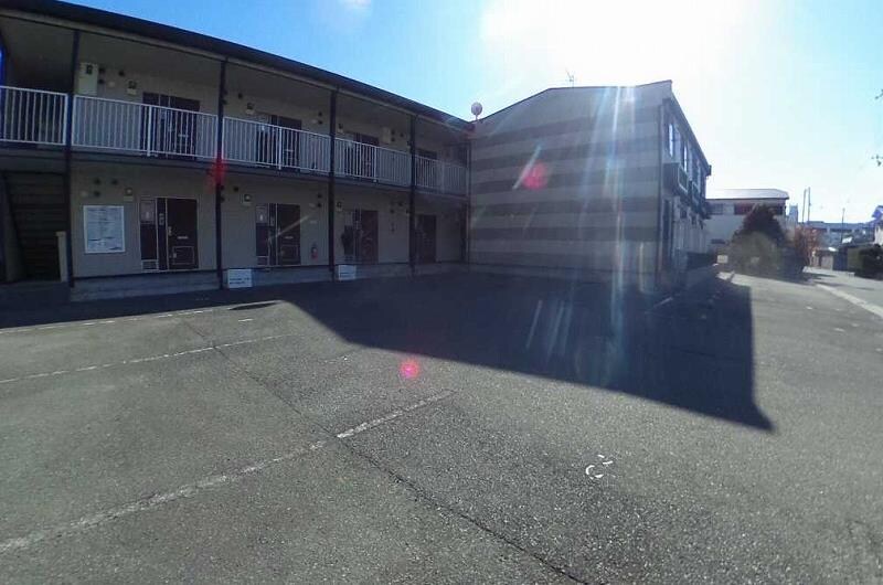 物件外観写真2　(広めの駐車場です。)