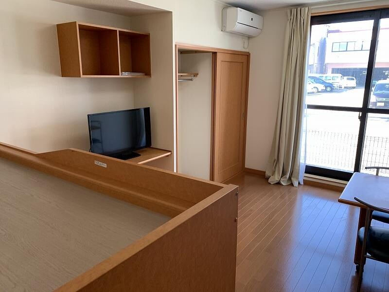 物件内観写真3　(1階フローリングです。)