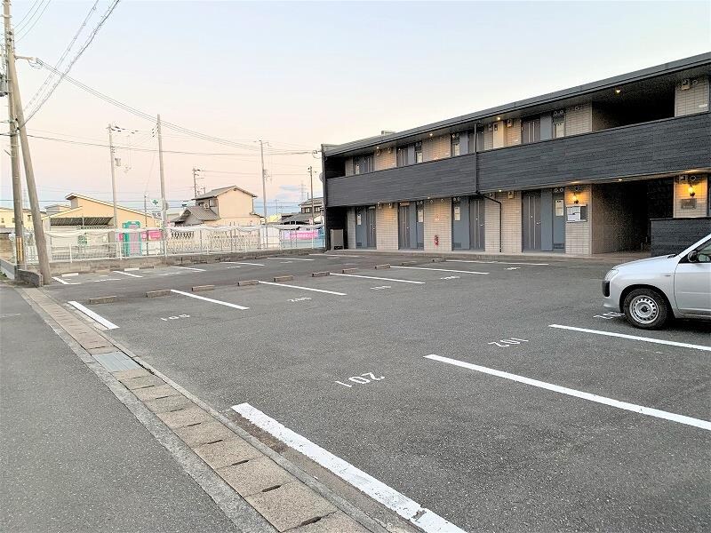 物件外観写真2　(駐車場、広いスペースです。)