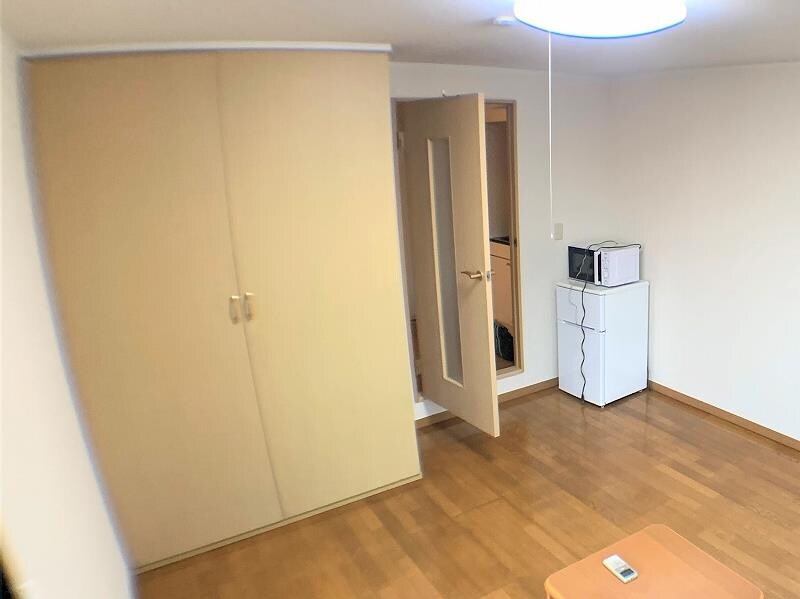 物件内観写真7　(居間に大きなクローゼットがあります。)