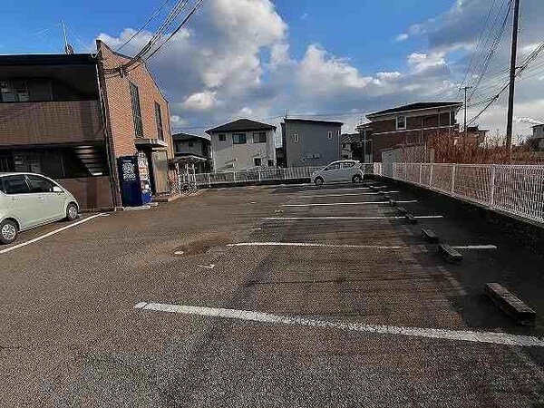 駐車場・駐輪場(広々とした駐車場です。)