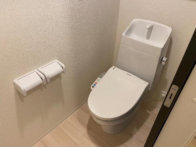 物件内観写真6　(シャワー付トイレ)