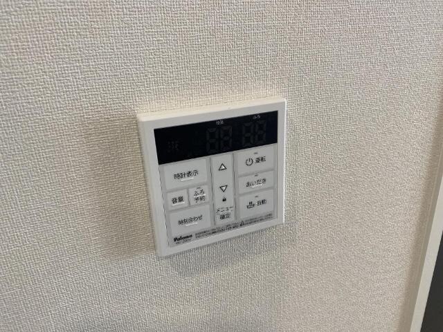 物件内観写真22　(給湯器リモコン)