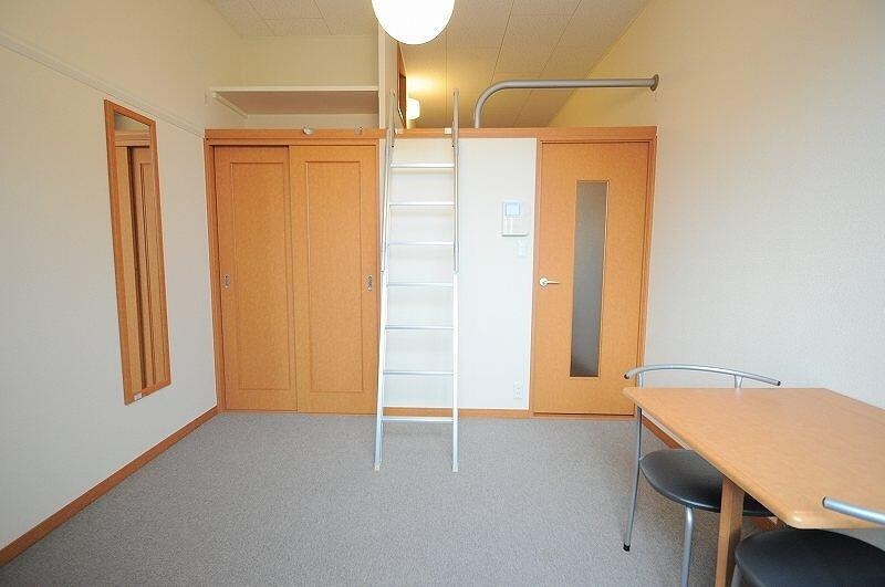 物件内観写真2　(天井が高く開放的)