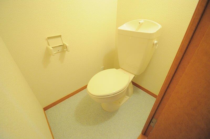 物件内観写真5　(広々したキレイなトイレ)