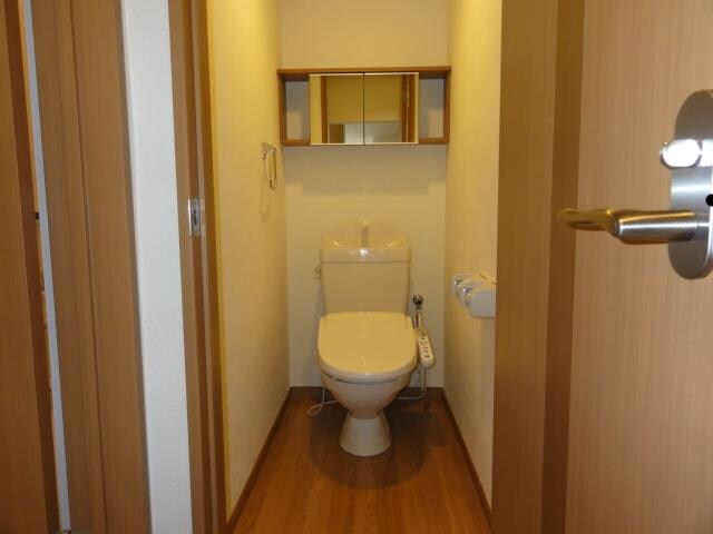 物件内観写真6　(シャワー付トイレ)