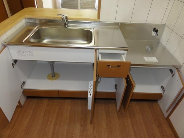 物件内観写真8　(キッチン収納下)